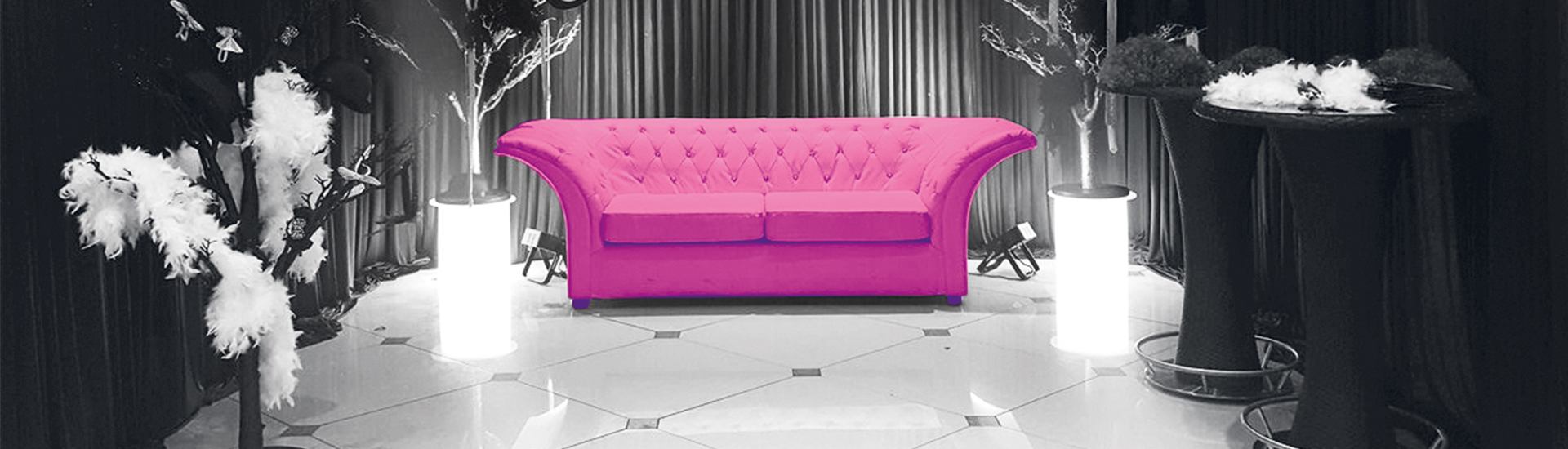 Eventlounge mit magentafarbenem Sofa